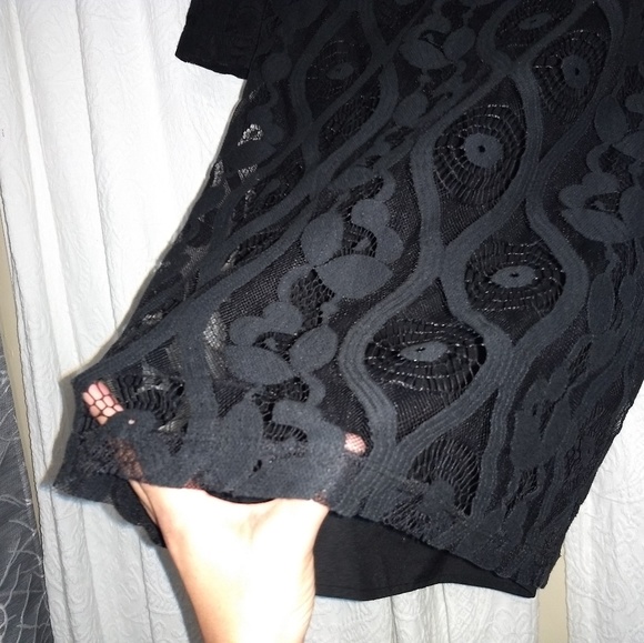 Dress with over lace layer with unique pattern. - Picture 4 of 7